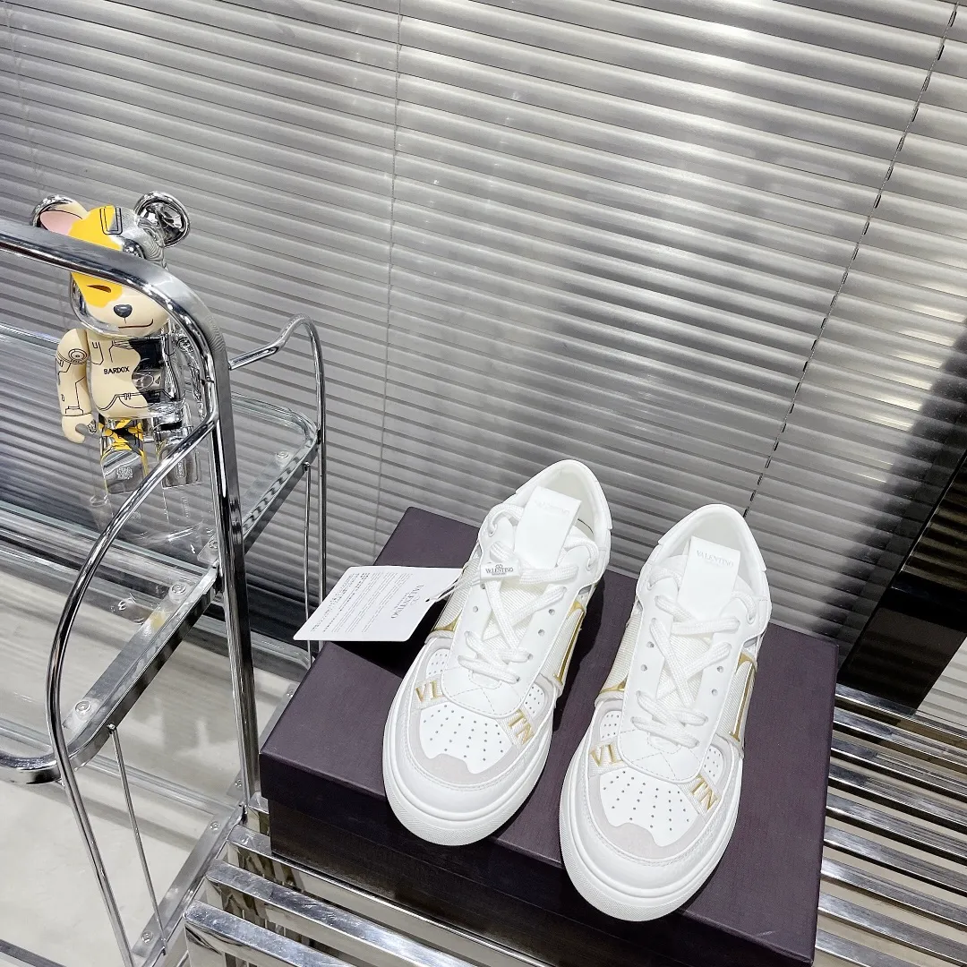 👟👟Ex-factory price 600👟👟 Valentino ONE STUD calfskin lace-up sneakers. Soft suede low-top sneakers, classic and versatile, couple's sneakers, special goods, worth buying! A pair of simple shoes with unique details will save you from the difficulty of dressing. OneStud sneakers, with quilted plaid and oversized rivets, create an eye-catching punk style and get rid of the heavy feeling of this season's clothing. Upraise calfskin derby shoes, with exquisite leather construction and simple silhouette, and smooth lines set the tone of coolness, are a versatile item in the wardrobe. There are more Valentino boutique shoes waiting for you to unlock! It’s time to get the shoes you’ve been coveting for a long time! Officially on sale 7,+++ - Seven straps, decorated with metallic rubber effect. Decoration on the back and tongue. Size 35-44.
